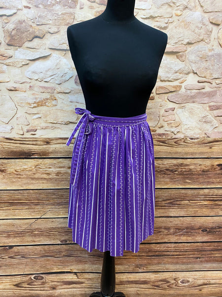 „vintage dirndlschürze lila weiß gestreift baumwolle frontansicht“