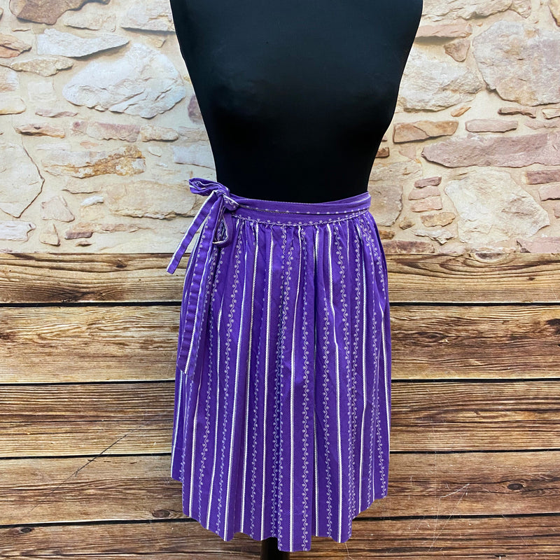 „vintage dirndlschürze lila weiß gestreift baumwolle frontansicht“