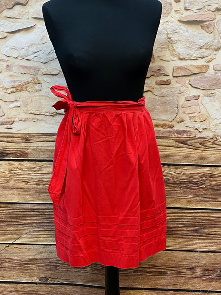 „Rote Vintage-Dirndlschürze aus Baumwolle, 1970er, mit Biesen am Saum und Schleifenband“