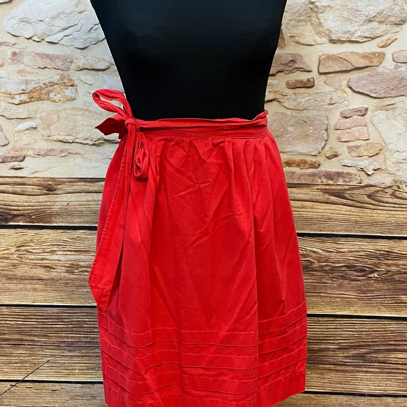 „Rote Vintage-Dirndlschürze aus Baumwolle, 1970er, mit Biesen am Saum und Schleifenband“