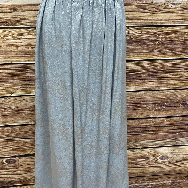 Vintage Dirndlschürze in silber-grau mit eingewebtem Blumenmuster, lange Ausführung, Baumwollstoff.