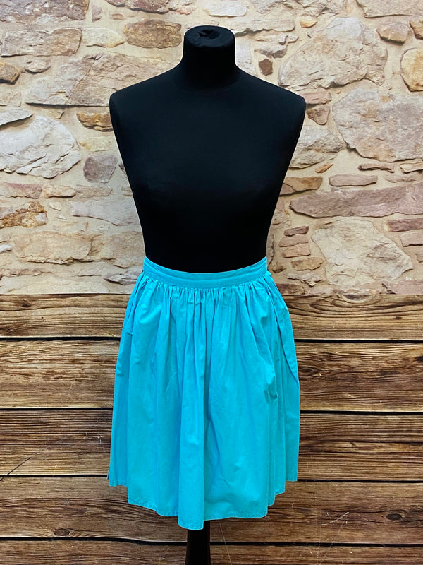 „Türkise Vintage-Dirndlschürze, kurz, mit gerafftem Bund und Bindebändern.“