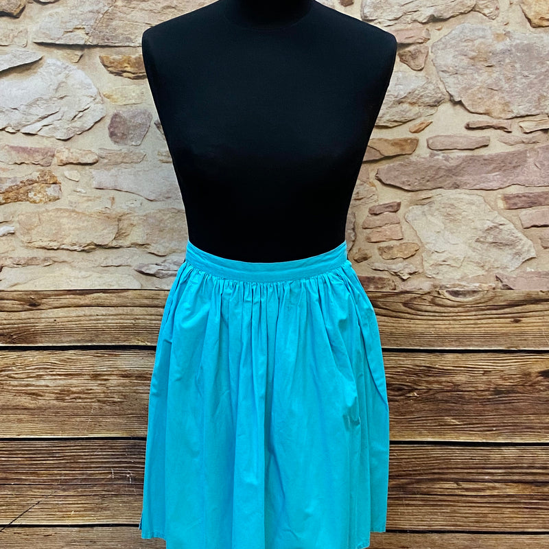 „Türkise Vintage-Dirndlschürze, kurz, mit gerafftem Bund und Bindebändern.“