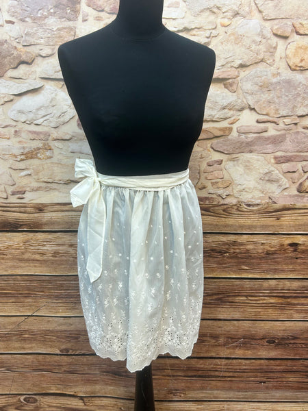 „Weiße Vintage Dirndl-Schürze mit Lochstickerei, kurze Länge 46 cm, frontal am Mannequin“