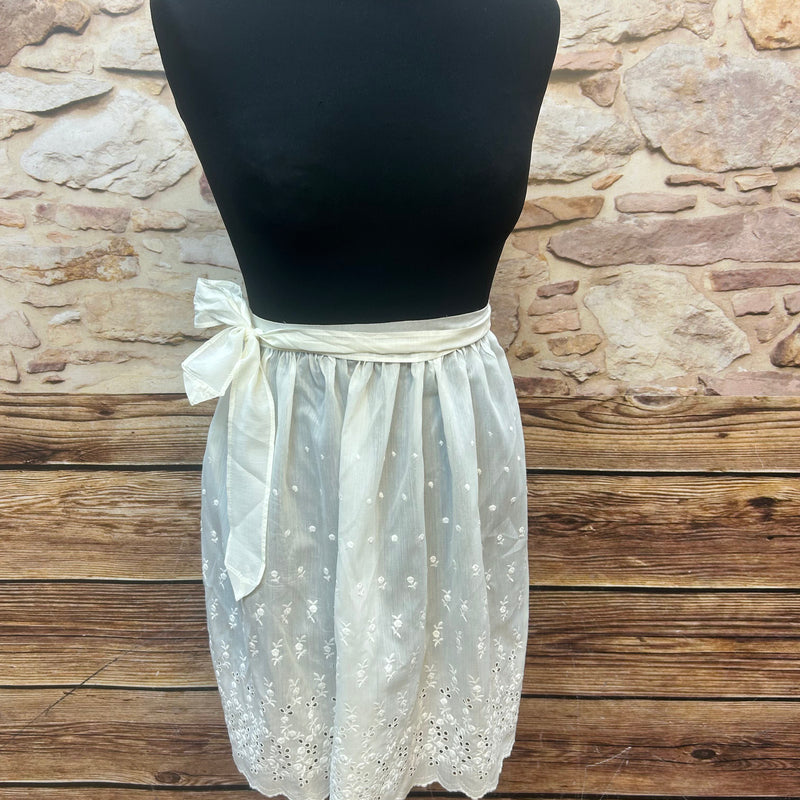 „Weiße Vintage Dirndl-Schürze mit Lochstickerei, kurze Länge 46 cm, frontal am Mannequin“