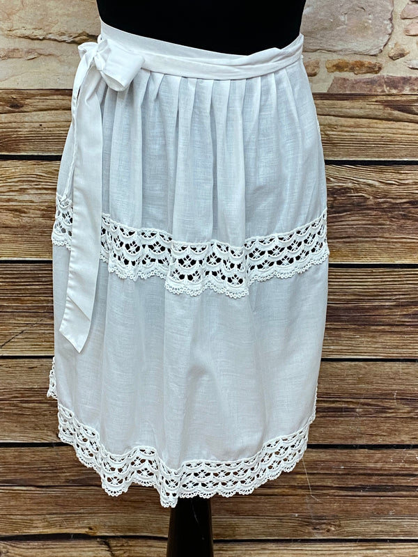 „Weiße Vintage-Dirndlschürze mit Spitzenborten und Bindegürtel, Länge 55 cm“