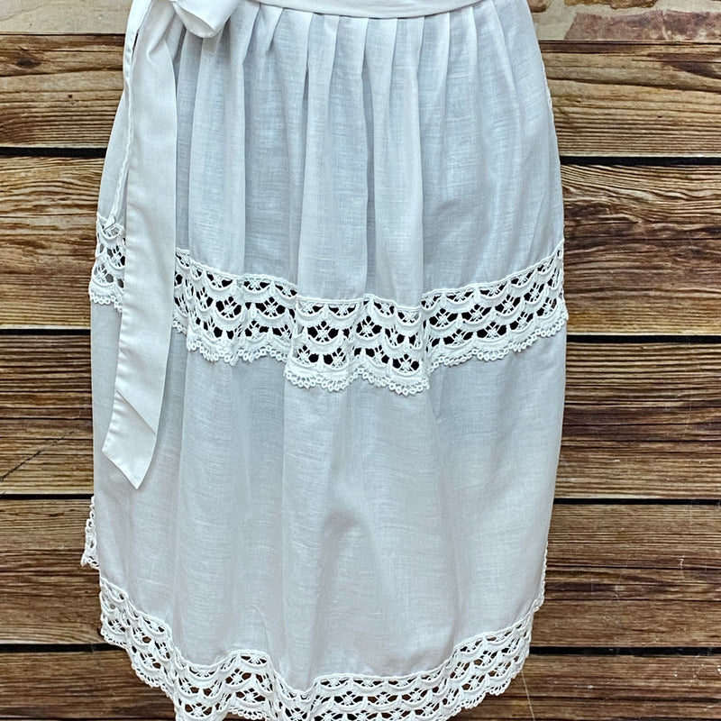 „Weiße Vintage-Dirndlschürze mit Spitzenborten und Bindegürtel, Länge 55 cm“