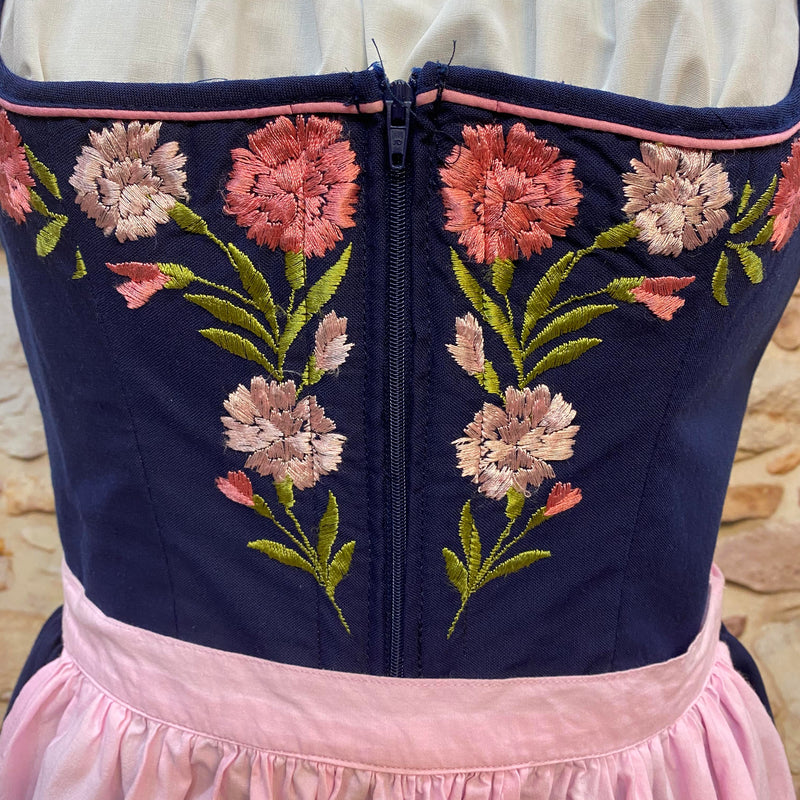 Vintage Dirndl Gr. 38 - Dunkelblau mit Blumenstickerei & rosa Schürze, Ansicht 3