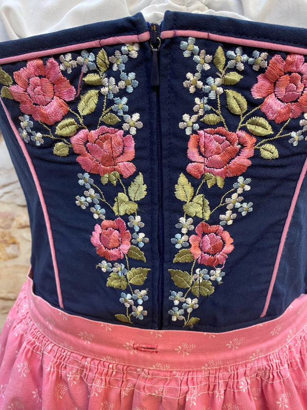 Vintage Dirndl Gr. 40 dunkelblau mit Rosenstickerei, Bluse & rosa Schürze