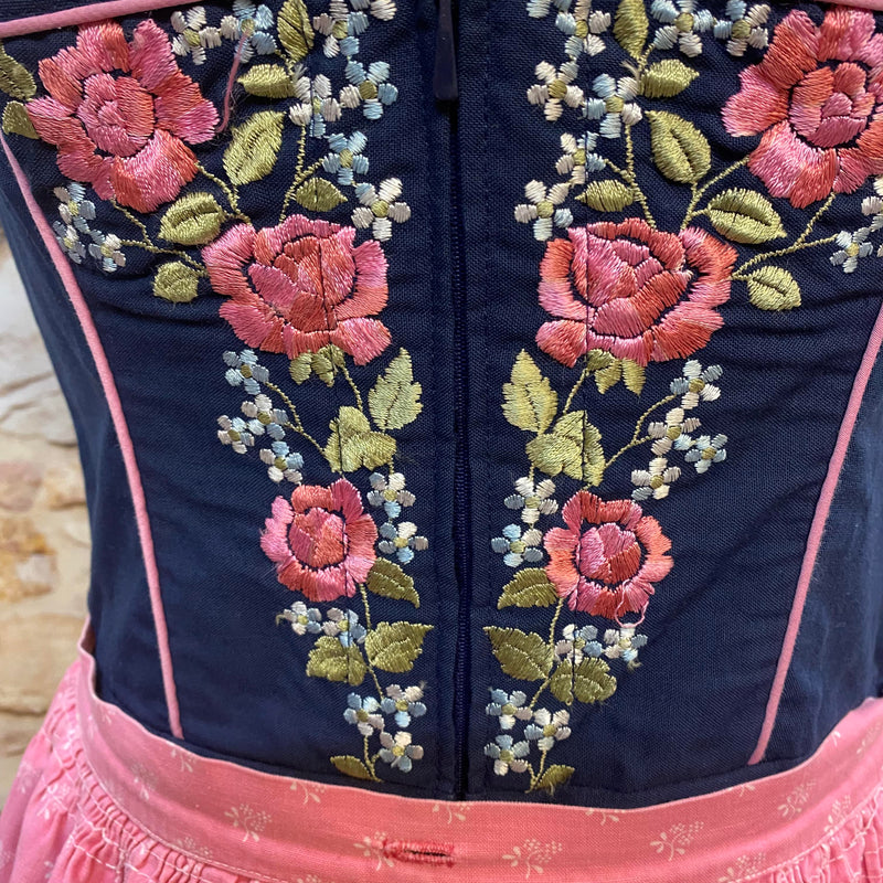 Vintage Dirndl Gr. 40 dunkelblau mit Rosenstickerei, Bluse & rosa Schürze