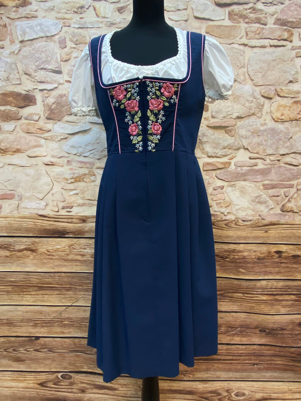 Vintage Dirndl Gr. 40 dunkelblau mit Rosenstickerei, Bluse & rosa Schürze