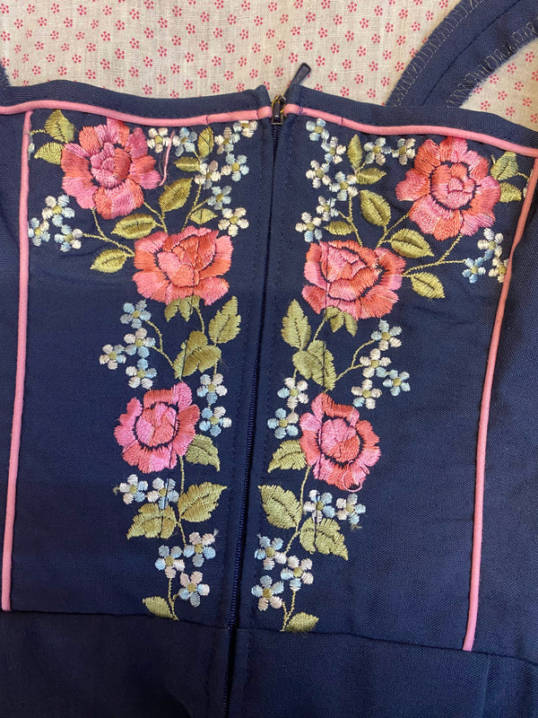 Vintage Dirndl Gr. 40 dunkelblau mit Rosenstickerei, Bluse & rosa Schürze