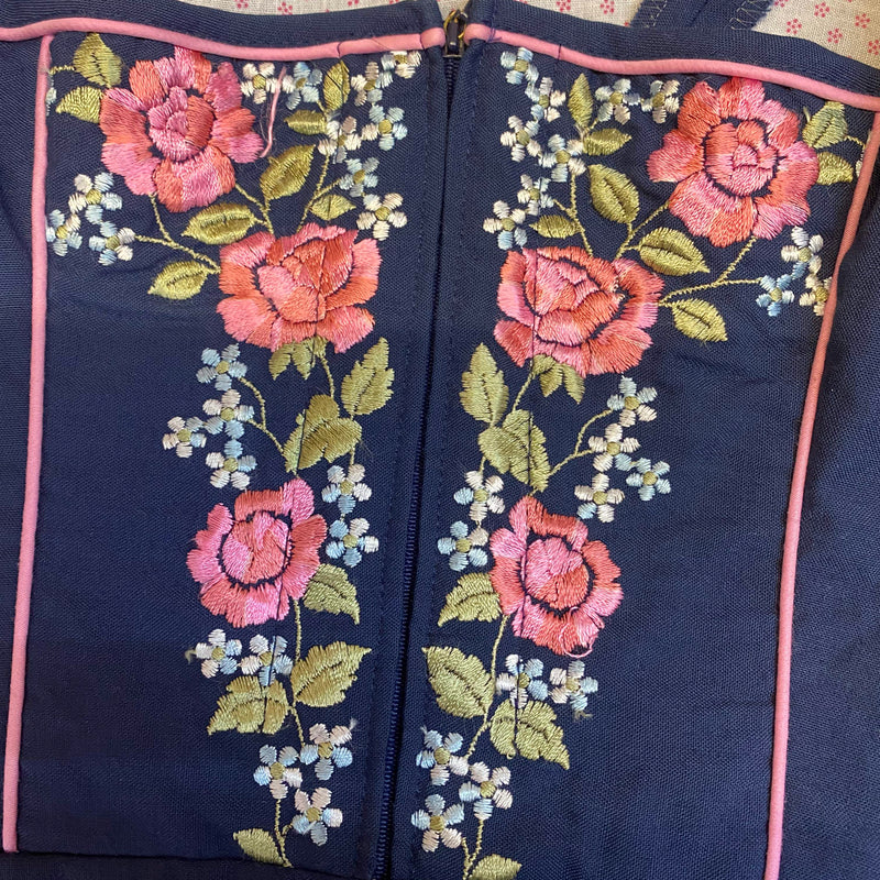 Vintage Dirndl Gr. 40 dunkelblau mit Rosenstickerei, Bluse & rosa Schürze