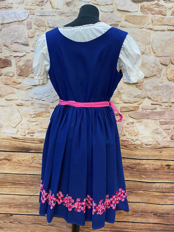 Vintage Dirndl Gr. 42 Blau mit Rosenstickerei, Bluse & pinker Schürze, Ansicht 3