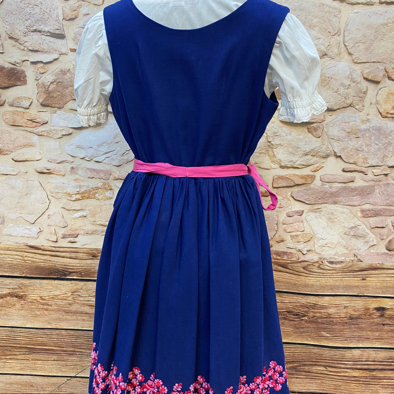 Vintage Dirndl Gr. 42 Blau mit Rosenstickerei, Bluse & pinker Schürze, Ansicht 3