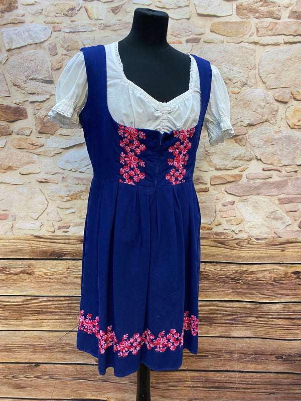 Vintage Dirndl Gr. 42 Blau mit Rosenstickerei, Bluse & pinker Schürze, Ansicht 4