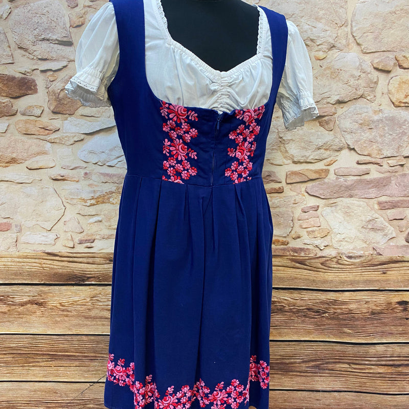 Vintage Dirndl Gr. 42 Blau mit Rosenstickerei, Bluse & pinker Schürze, Ansicht 4