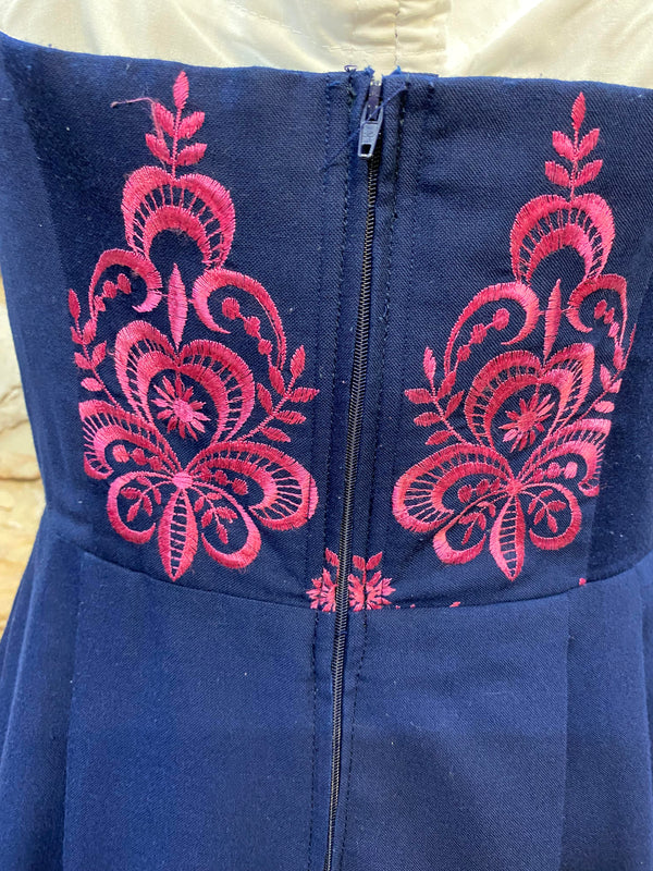 Vintage Dirndl Gr. 40 Blau mit pinker Stickerei, Bluse & Schürze