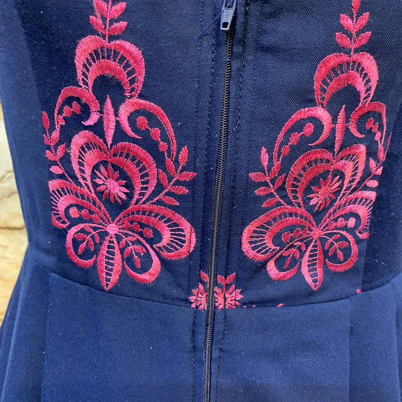 Vintage Dirndl Gr. 40 Blau mit pinker Stickerei, Bluse & Schürze
