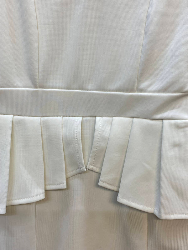 „Detailaufnahme cremefarbenes Kleid mit Taillenvolant Vintage“