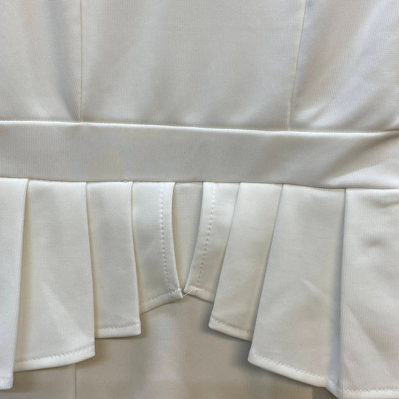 „Detailaufnahme cremefarbenes Kleid mit Taillenvolant Vintage“