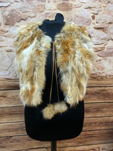 „Vintage Fellweste Damen XXL Naturtöne Boho Stil Vorderansicht mit Pompons“