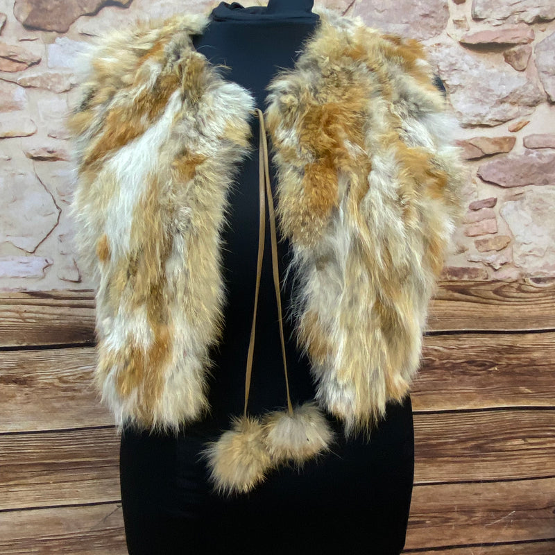 „Vintage Fellweste Damen XXL Naturtöne Boho Stil Vorderansicht mit Pompons“