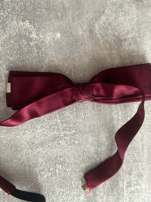 Rückseite der Vintage-Fliege, einfarbig bordeaux