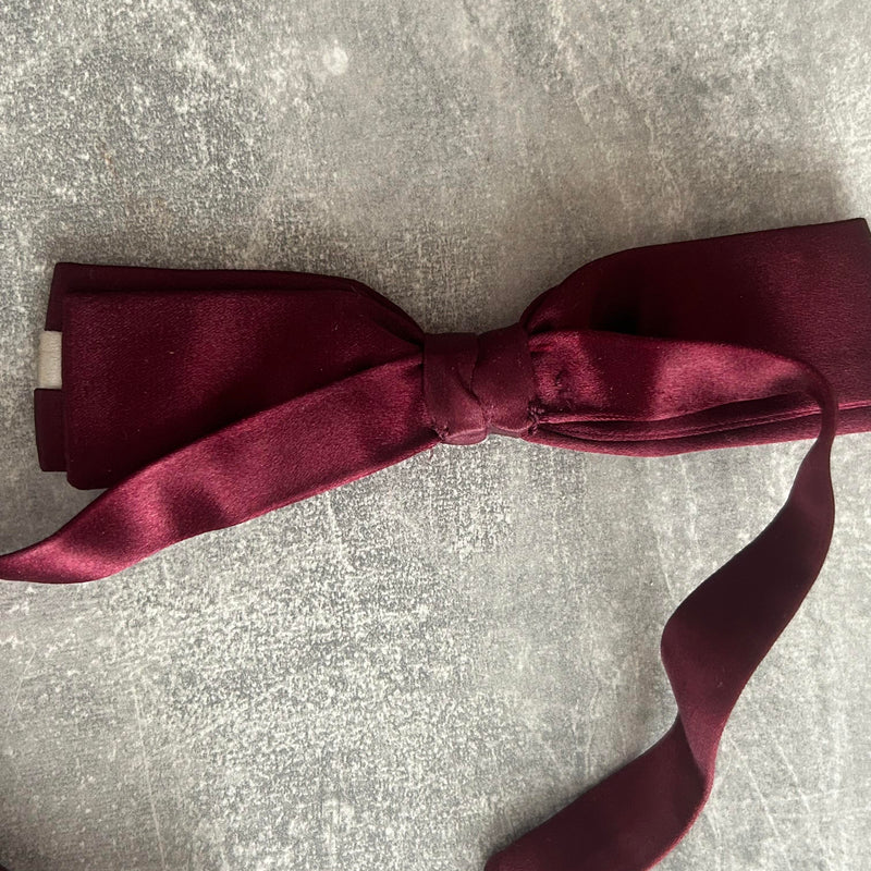 Rückseite der Vintage-Fliege, einfarbig bordeaux