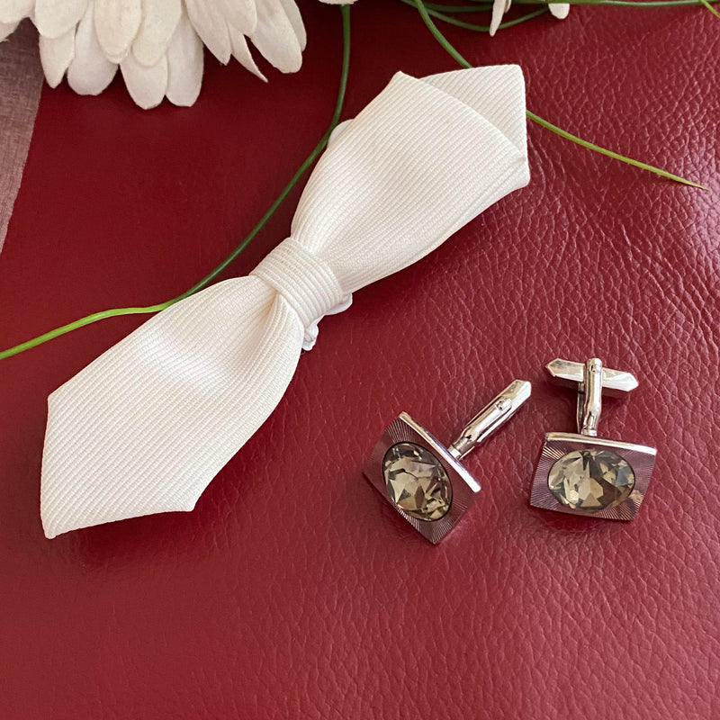 „Vintage Fliege cremeweiß mit silberfarbenen Manschettenknöpfen und Steinbesatz“