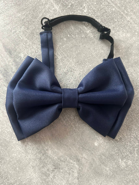 Vorgebundene marineblaue Vintage Fliege mit verstellbarem Gurt