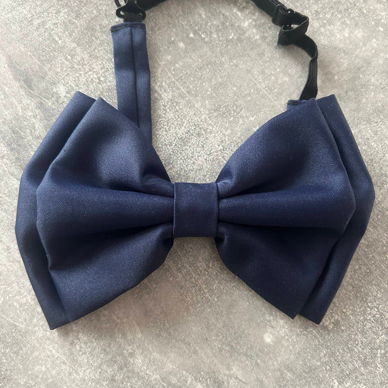 Vorgebundene marineblaue Vintage Fliege mit verstellbarem Gurt