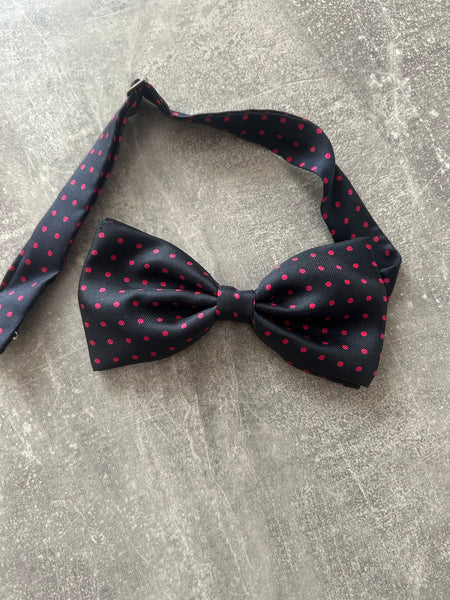 Marineblaue Vintage-Fliege mit pinken Polka Dots, Frontansicht, verstellbares Band