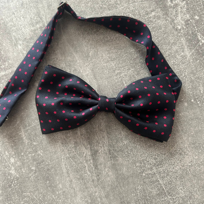 Marineblaue Vintage-Fliege mit pinken Polka Dots, Frontansicht, verstellbares Band