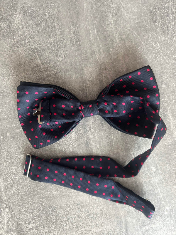 Rückseite der blauen Polka-Dot-Fliege mit offengelegtem Nackenband und Hakenverschluss