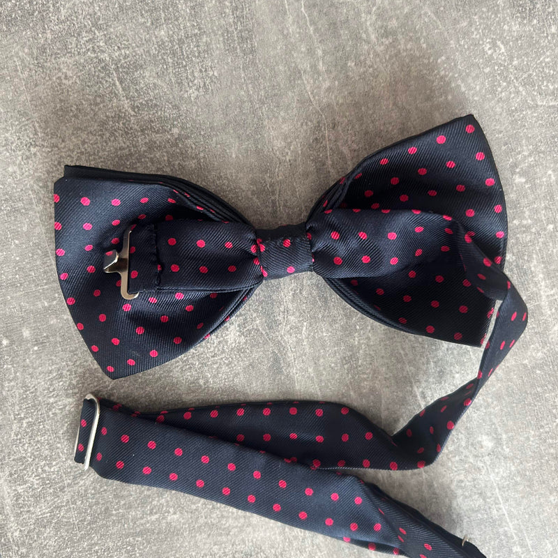 Rückseite der blauen Polka-Dot-Fliege mit offengelegtem Nackenband und Hakenverschluss
