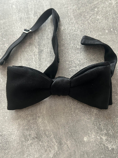 Schwarze Vintage-Seidenfliege – Vorderansicht mit verstellbarem Band
