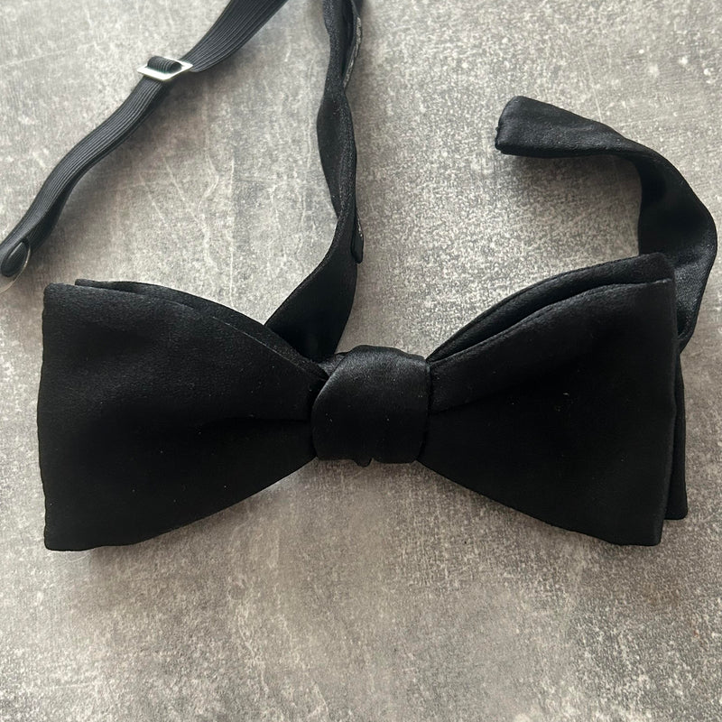 Schwarze Vintage-Seidenfliege – Vorderansicht mit verstellbarem Band