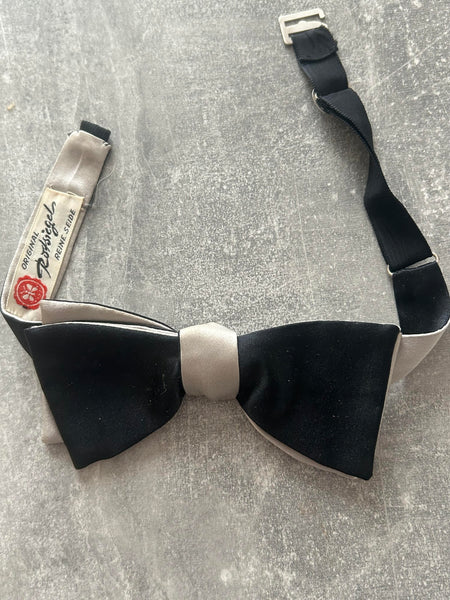 1) „Schwarz-silberne Vintage-Seidenfliege von Rotsiegel – Vorderansicht