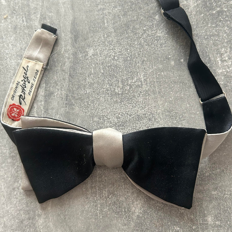 1) „Schwarz-silberne Vintage-Seidenfliege von Rotsiegel – Vorderansicht