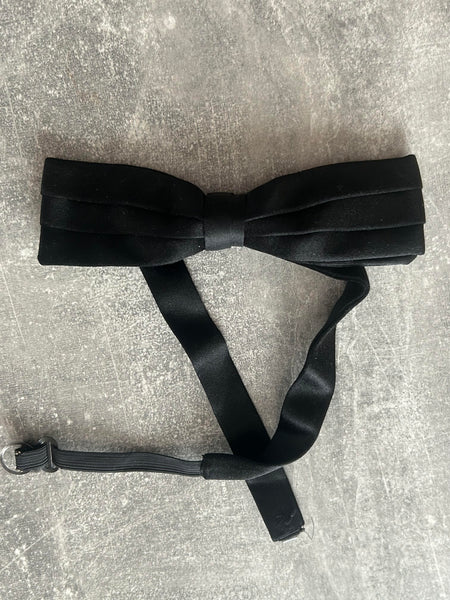 Schwarze Satinfliege im Black-Tie-Stil – Vorderansicht