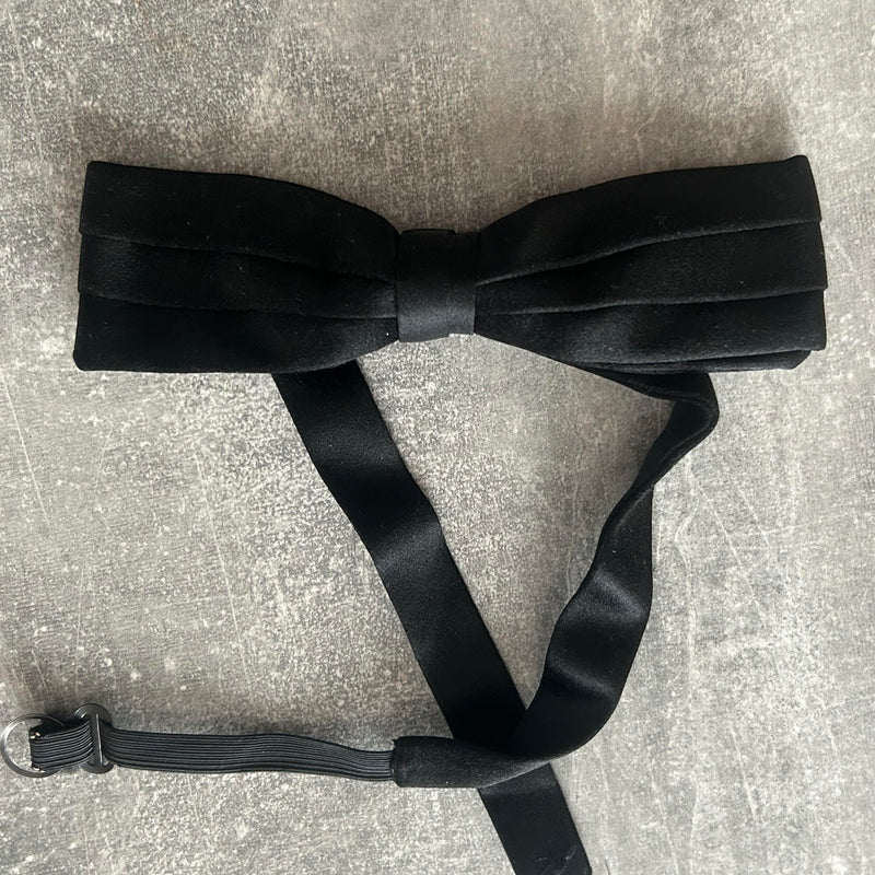 Schwarze Satinfliege im Black-Tie-Stil – Vorderansicht