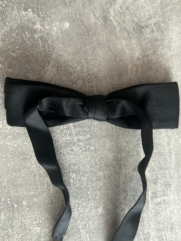 Rückseite der schwarzen Vintage-Schleife mit verstellbarem Band