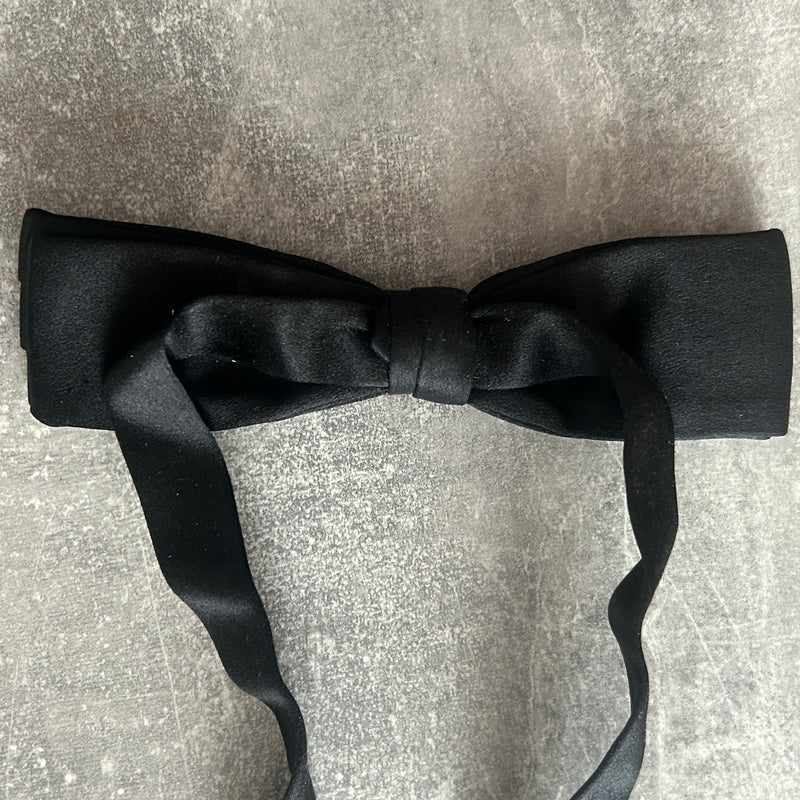 Rückseite der schwarzen Vintage-Schleife mit verstellbarem Band