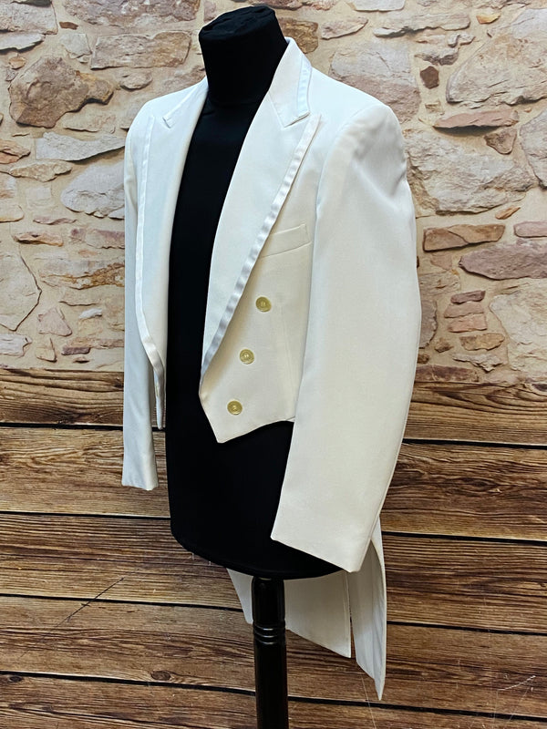 „Seitliche Ansicht des weißen Fracks mit Revers und Schwalbenschwänzen“