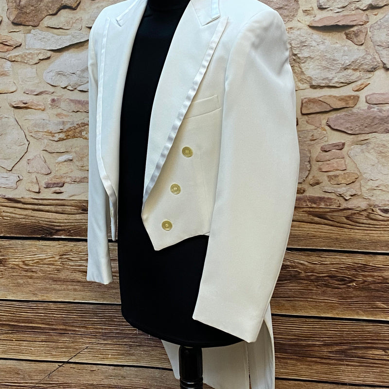 „Seitliche Ansicht des weißen Fracks mit Revers und Schwalbenschwänzen“