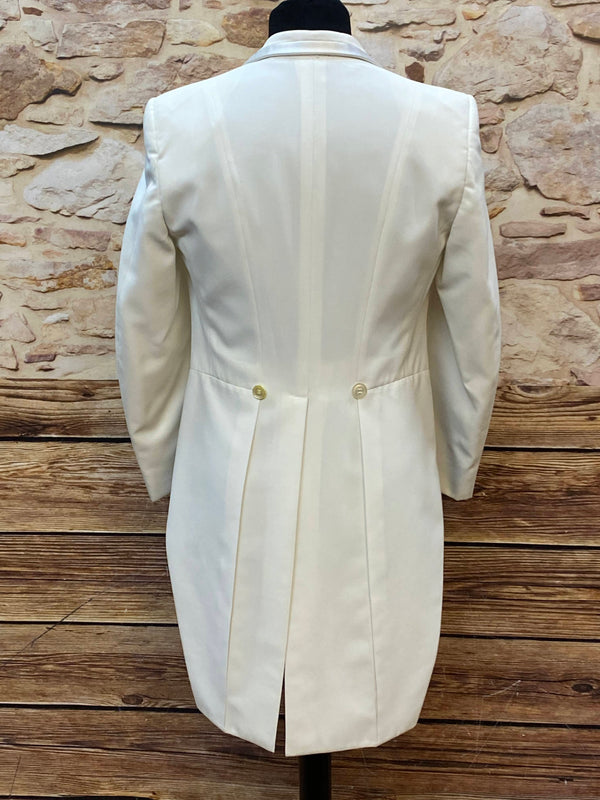 „Rückansicht der weißen Frackjacke im klassischen Schnitt“