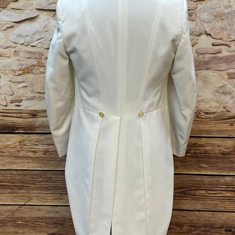 „Rückansicht der weißen Frackjacke im klassischen Schnitt“