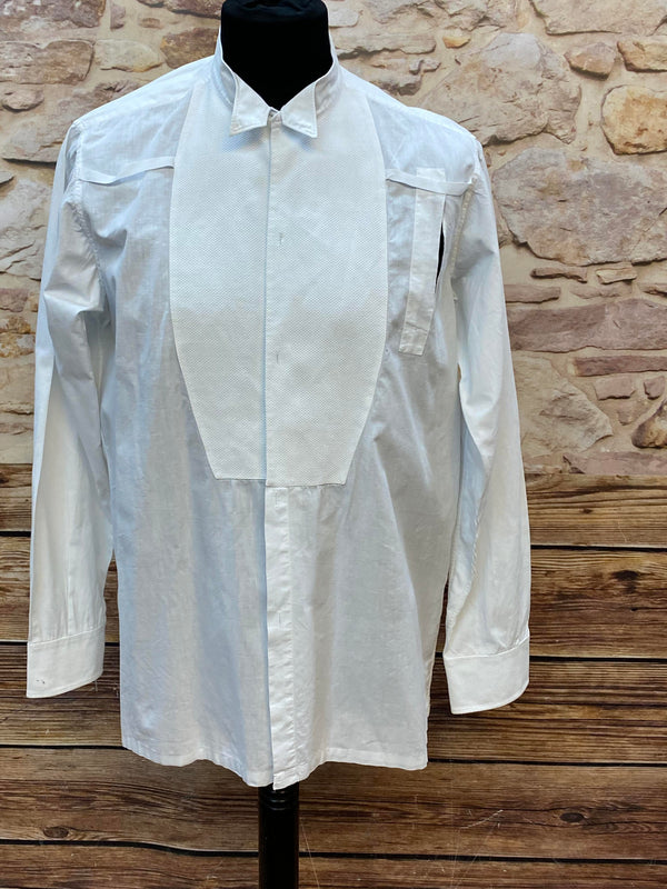 „Vintage-Frackhemd in Weiß, Vorderansicht auf Schneiderpuppe“