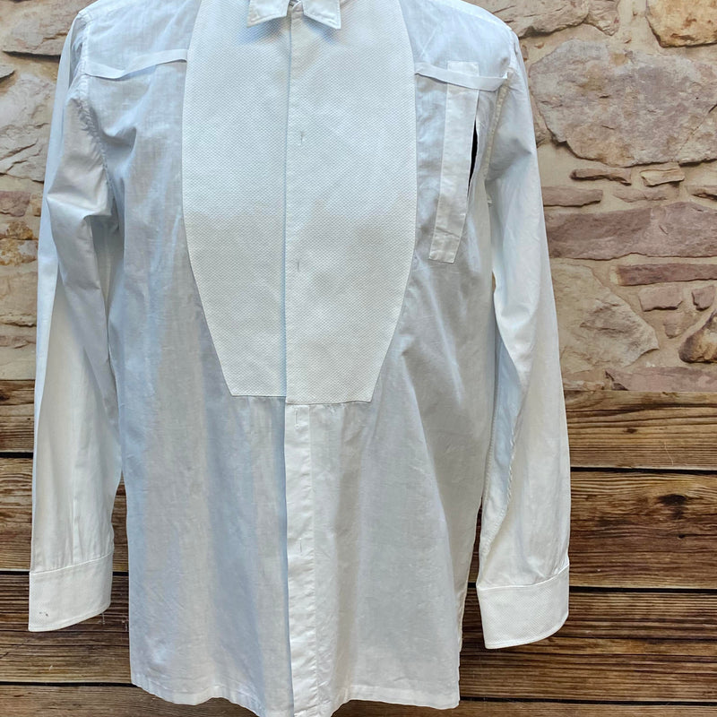 „Vintage-Frackhemd in Weiß, Vorderansicht auf Schneiderpuppe“